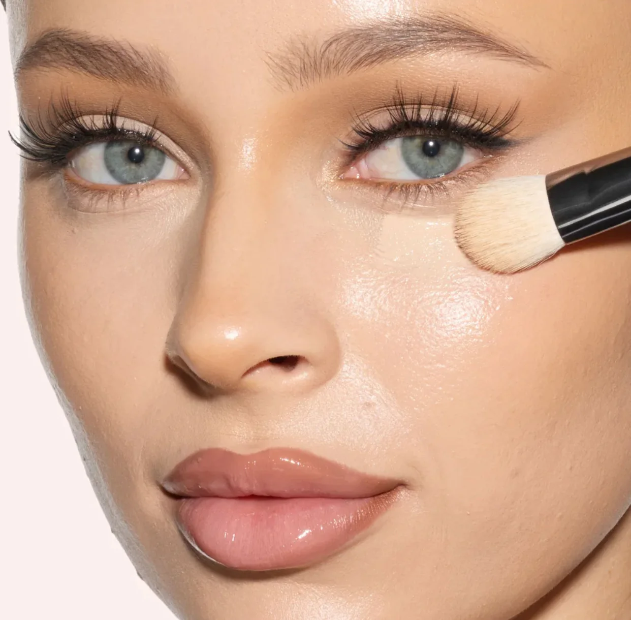 HUDA BEAUTY Undereye Buff Brush - Image 2