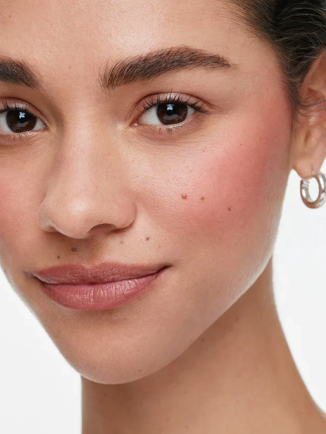 ILIA Soft focus blurring blush - Image 3
